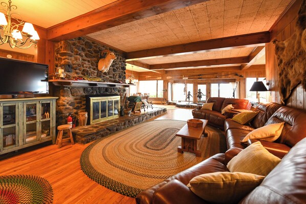 TV, fireplace