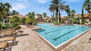 A swimming pool with lounge chairs and palm trees. - Tuscana Resort 2 Bedroom Condo Clubhouse Access 8 miles to Disney 2 Condo (Davenport)