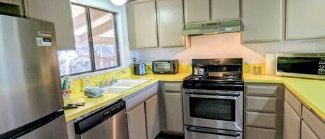 Refrigerador, microondas, horno y parrilla de estufa