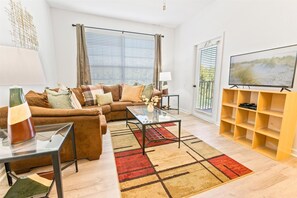 คอนโด, 3 ห้องนอน | บริเวณนั่งเล่น | สมาร์ททีวี