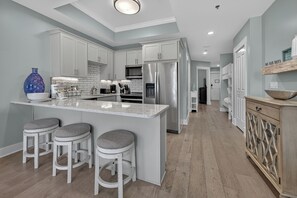 Fridge, microwave, oven, stovetop - Beach Loft~Sleeps 4~Resort~Spa~Private Beach Access~Pools~Lazy River (Destin)