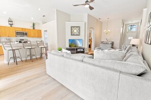 House, 4 Bedrooms | Living area