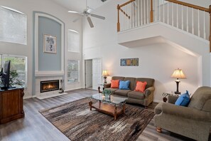 Chambre, 4 chambres | Aire de séjour | Téléviseur connecté