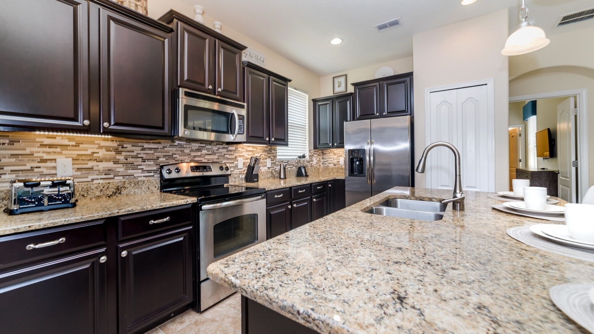 House, 5 Bedrooms | Private kitchen | Fridge, oven, coffee/tea maker, toaster