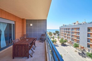 Outdoor dining - ★Algarve Oceanfront Luxury Apartment w/Pool ★ (Olhão)