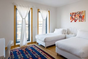 Schreibtisch, Bügeleisen/Bügelbrett, Reisekinderbett, WLAN