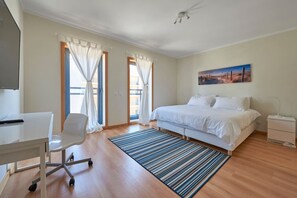 3 bedrooms, desk, iron/ironing board, travel crib