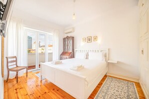 Desk, iron/ironing board, WiFi, bed sheets - •« Come Home to Calm in Lisbon’s Center »• (Lisboa)