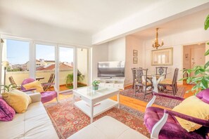 TV - •« Come Home to Calm in Lisbon’s Center »• (Lisboa)