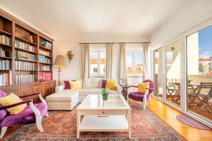 TV - •« Come Home to Calm in Lisbon’s Center »• (Lisboa)