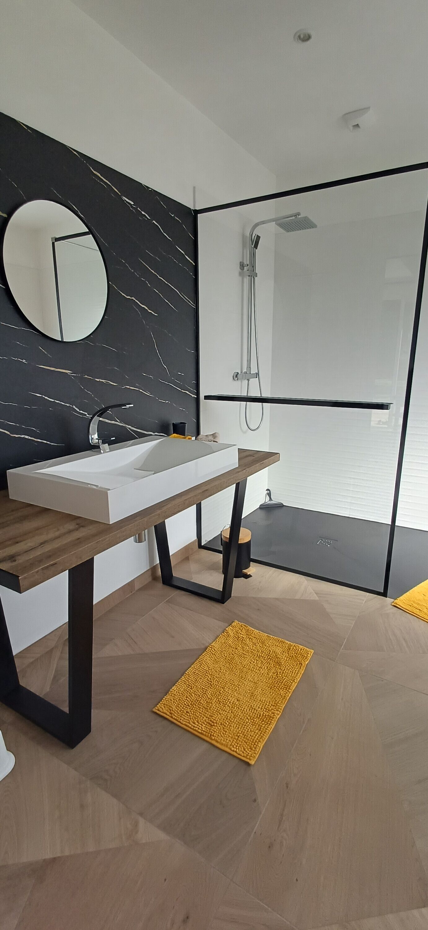 Douche, sèche-cheveux, serviettes fournies