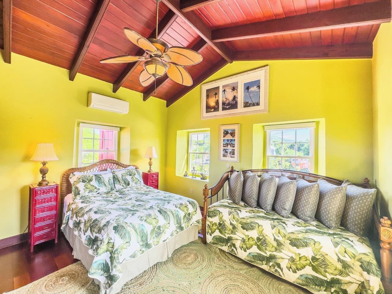 2 bedrooms, desk, WiFi, bed sheets