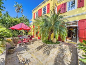 Outdoor dining - Villa Regina Bella-Historic Beauty in Frederiksted (Frederiksted)