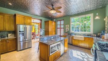 Kylskåp, mikrovågsugn, ugn och spishäll