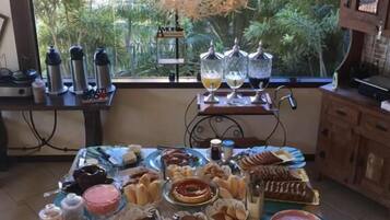 Café da manhã com buffet grátis todos os dias