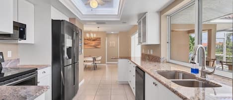 House, 3 Bedrooms | Private kitchen | Fridge, oven, coffee/tea maker, toaster