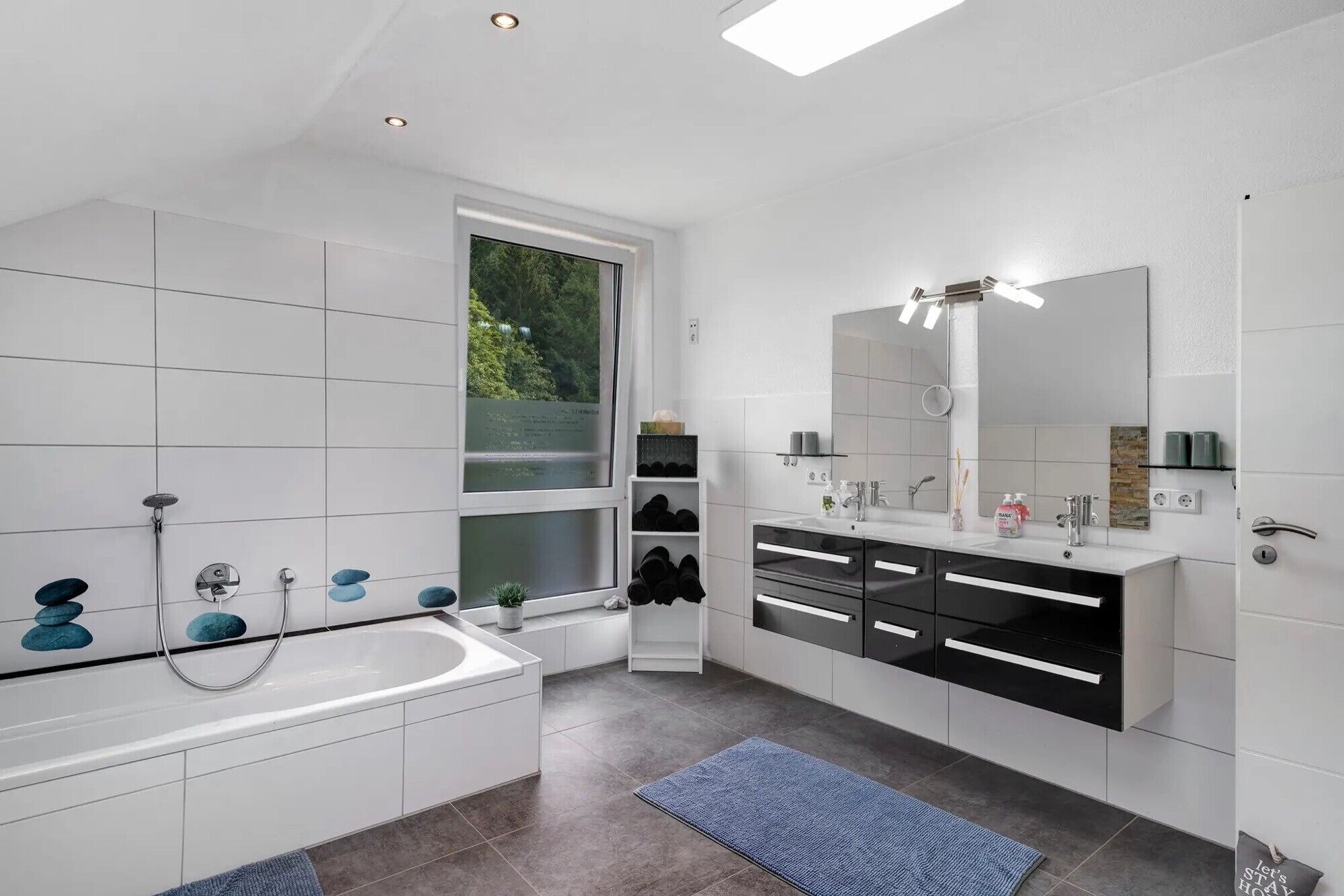 Dusche, kostenlose Toilettenartikel, Haartrockner, Handtücher