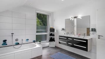 Dusche, kostenlose Toilettenartikel, Haartrockner, Handtücher