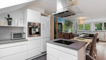 Een koelkast, een microgolfoven, een oven, een kookplaat