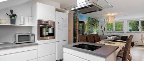 Réfrigérateur, micro-ondes, four, plaque de cuisson