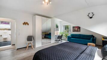 Een bureau, een strijkplank/strijkijzer, wifi, beddengoed