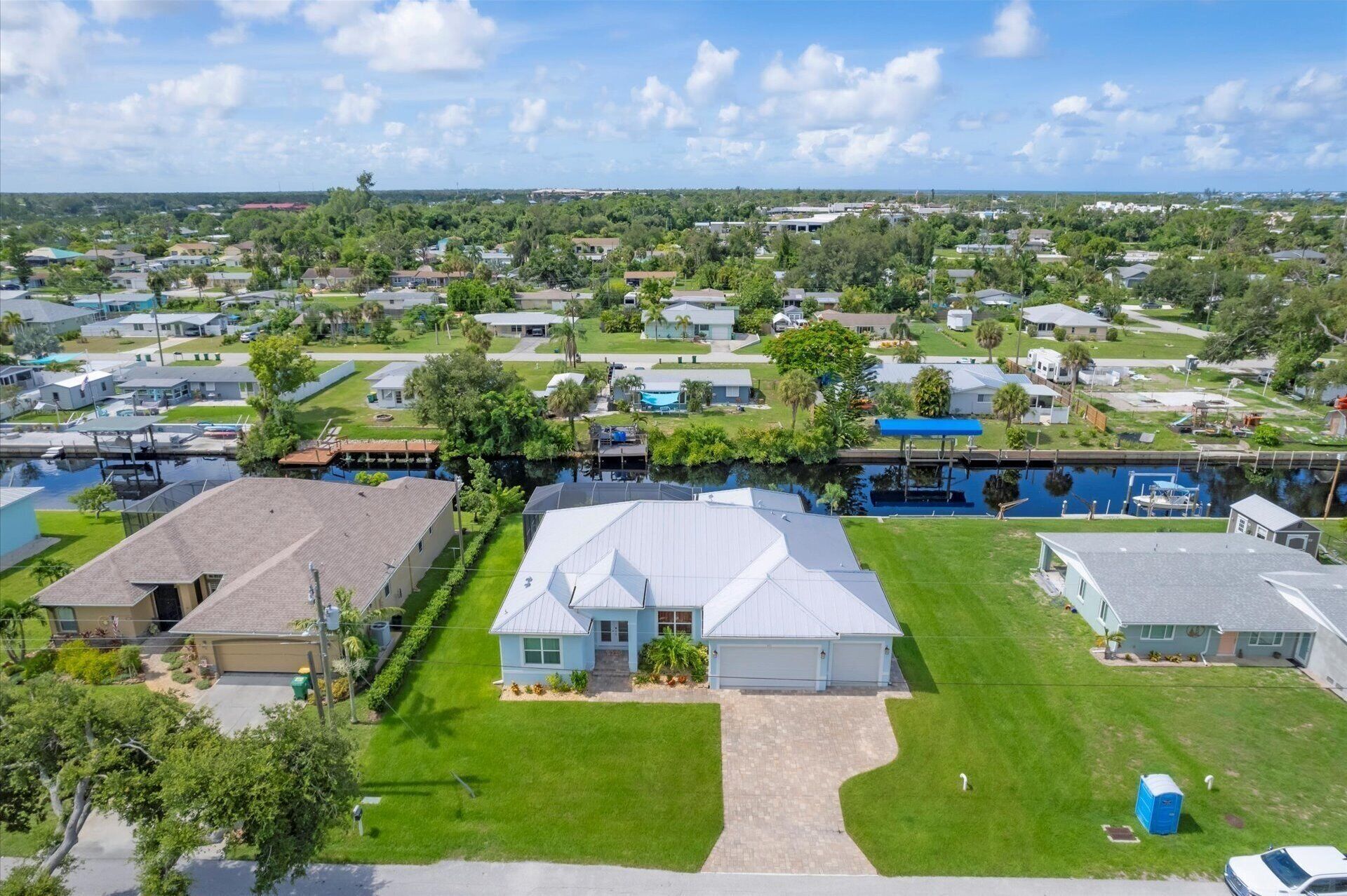 Un quartier résidentiel avec des maisons, une piscine et un quai.