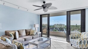 Condo, 2 quartos | Área de estar