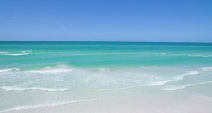 Venice Beach Two Bedroom Private Condo with Community Pool, Gulf Beach Access and Water Views! 2 Condo