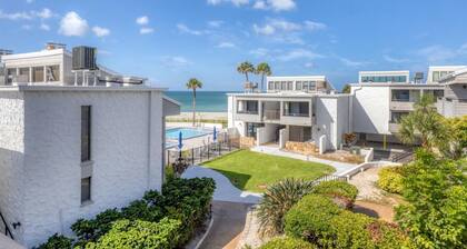 Venice Beach Two Bedroom Private Condo with Community Pool, Gulf Beach Access and Water Views! 2 Condo