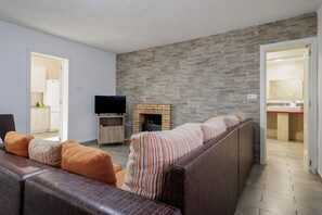 Room - Country House 'Tranquilidad' with Private Pool, Wi-Fi and Air Conditioning (Hacienda de Tarazona)