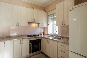 Private kitchen - Country House 'Tranquilidad' with Private Pool, Wi-Fi and Air Conditioning (Hacienda de Tarazona)