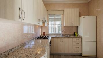 Een koelkast, een microgolfoven, een oven, een kookplaat