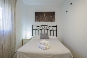 4 عدّة غرف نوم ومكواة/لوح كي وواي فاي وملاءات أسرّة