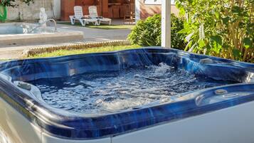 Bañera de hidromasaje al aire libre