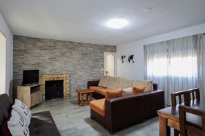 Living area - Country House 'Tranquilidad' with Private Pool, Wi-Fi and Air Conditioning (Hacienda de Tarazona)