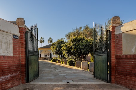 Enceinte de l’hébergement. Maison de campagne 'Tranquilidad' avec piscine privée, Wi-Fi et climatisation