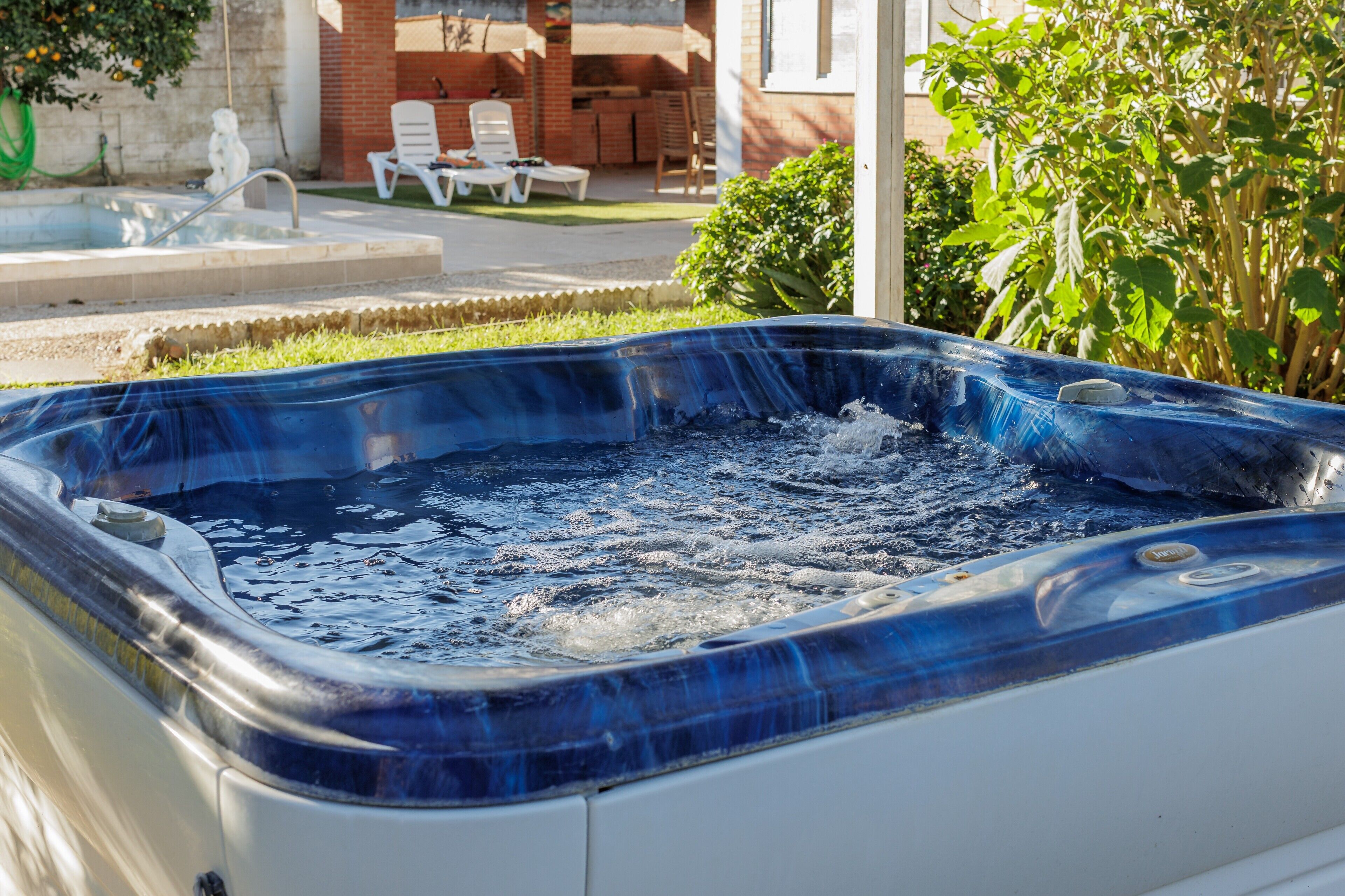 Bañera de hidromasaje al aire libre