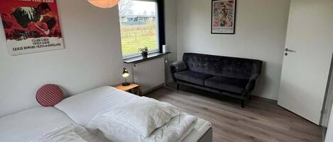 Fer et planche à repasser, accès Internet, draps fournis