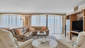 Condo, 3 quartos | Área de estar