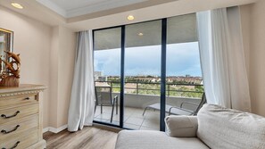 Condo, 3 quartos | Área de estar