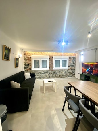 Smart TV. 1 Bedroom appartment, sofa bed, young travelers, 12 min-walk from city centre