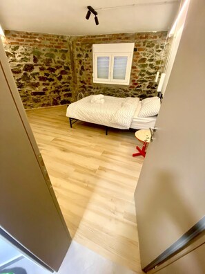 1 bedroom, iron/ironing board, free WiFi, bed sheets - 1 Bedroom appartment, sofa bed, young travelers, 12 min-walk from city centre (Thessaloniki)