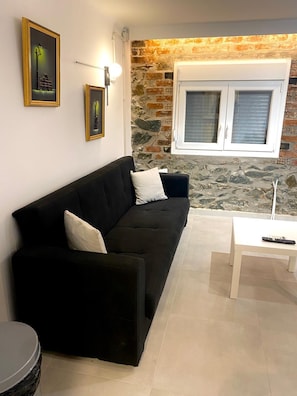 Smart TV - 1 Bedroom appartment, sofa bed, young travelers, 12 min-walk from city centre (Thessaloniki)