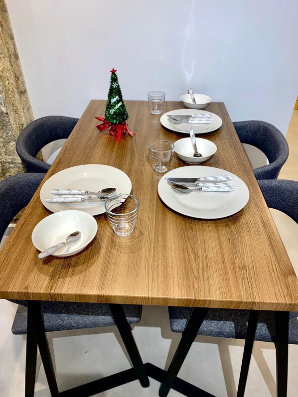 Dining - 1 Bedroom appartment, sofa bed, young travelers, 12 min-walk from city centre (Thessaloniki)