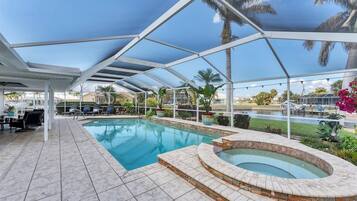 House, 5 Bedrooms | Pool