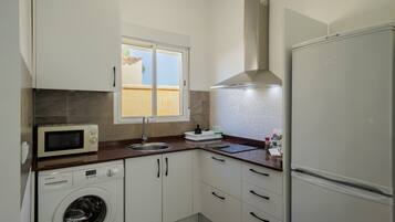 Kühlschrank, Mikrowelle, Herdplatte, Wasserkocher mit Kaffee-/Teezubehör