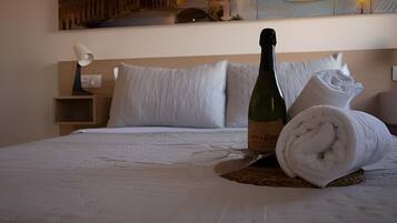 Tabla de planchar con plancha, wifi, ropa de cama