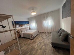 Tabla de planchar con plancha, wifi y ropa de cama 