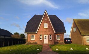 Exterior - Süderhus Holiday Home on Nordstrand – Frisian House with Garden, Terrace, Wallbox & Wi-Fi (Nordstrand)