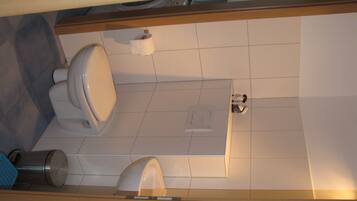 Suihku, ilmaiset hygieniatuotteet, hiustenkuivaaja